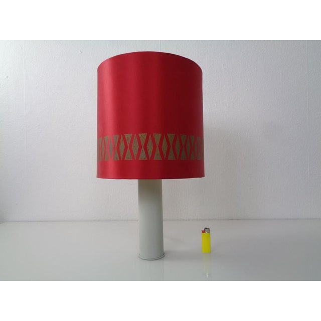 Minimalist table lamp in light gray aluminum from the 1960s. Stood in a Vitsoe shelving system. Manufacturer unknown....