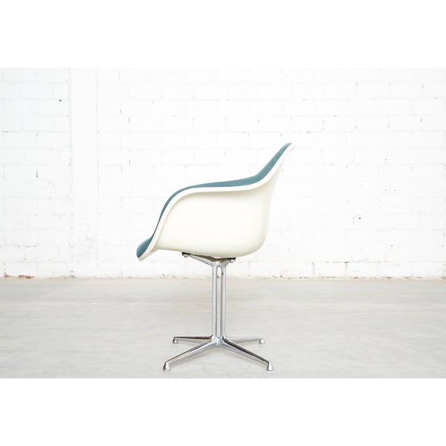 Manufacturer: Vitra Design: Charles & Ray Eames (1907-1978 / 1912-1988) Model: DAX Condition: Color: Off-White. with full...