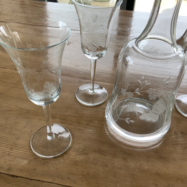 Traditional Vintage Etched Glass Decanter & Set of 4 Wineglasses Featuring Butterfly and Grapevine Motif For Sale - Image 3 of 11