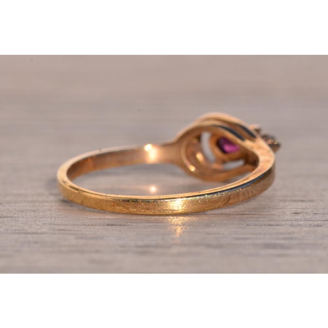Metal Uno Calle: Ruby and Natural Diamond Ring in Yellow Gold For Sale - Image 7 of 11