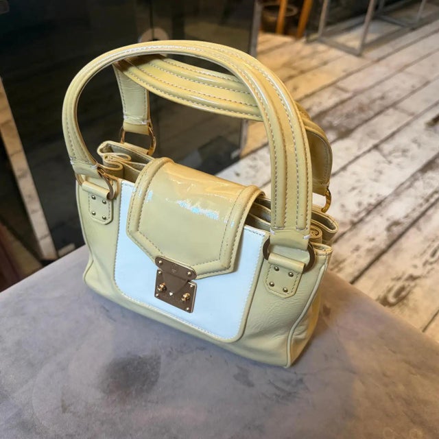 A Vintage Louis Vuitton Beige and White Leather Cruise Hand-Bag For Sale - Image 17 of 18