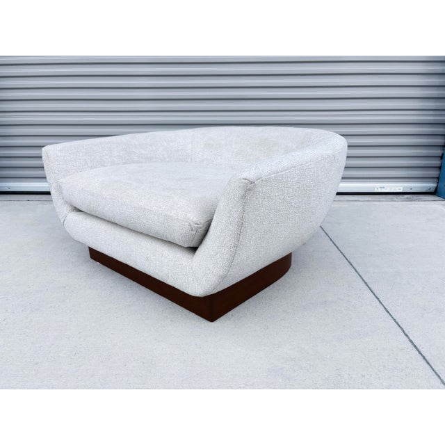 ✨Exquisite Mid-Century Walnut Barrel Lounge Chair ✨ Crafted in the United States circa 1980s, this mid-century barrel...