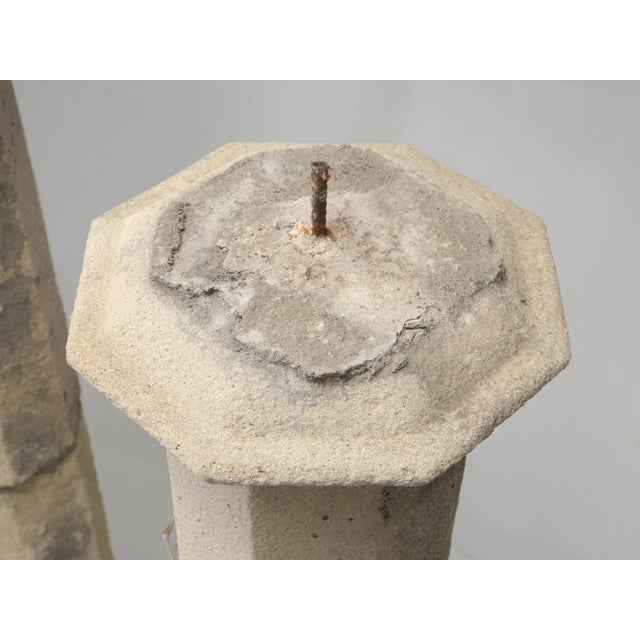 1980s Vintage Pair of Stone Composition Columns From England Made From Crushed Stone For Sale - Image 5 of 11