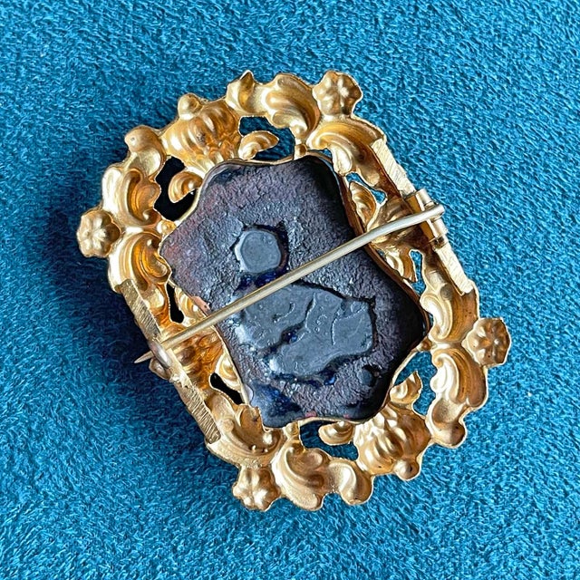 Georgian Enamel Birds Pinchbeck Earrings and Brooch Set Demi-Parure, Circa 1830, Set of 3 For Sale In Madison - Image 6 of 12