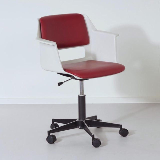 Gispen office chair model 2712, designed by André Cordemeyer for Gispen in the 1970s, combines comfort with a sleek and...