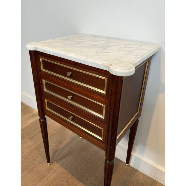 White 1940s Pair of mahogany and brass side tables or bedside tables with Carrara marble For Sale - Image 8 of 12