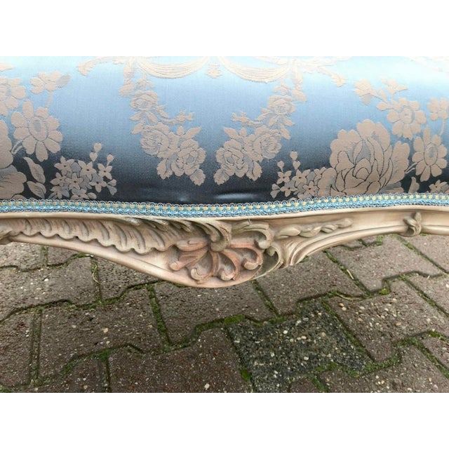 French Vintage French Louis XVI Cream Beech Blue Damask Settee – 1 Pc For Sale - Image 3 of 11