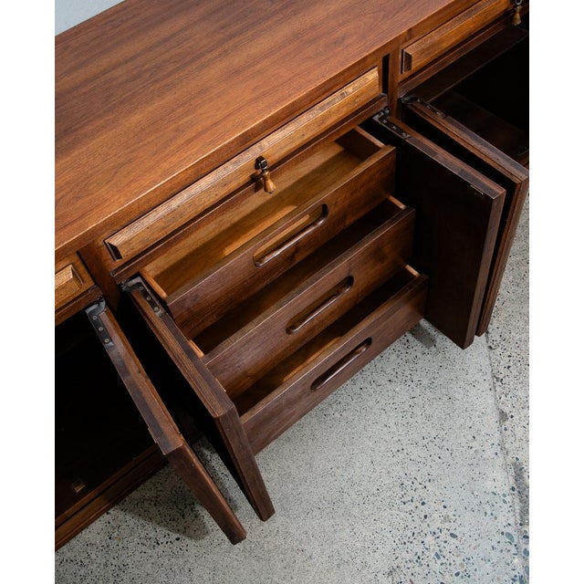 1960s Mid Century Modern Credenza Sideboard American Martinsville Walnut 6 Drawer MCM For Sale In Sacramento - Image 6 of 13