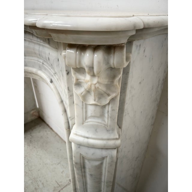 Louis XV Style Fireplace in Veined White Marble For Sale - Image 3 of 16