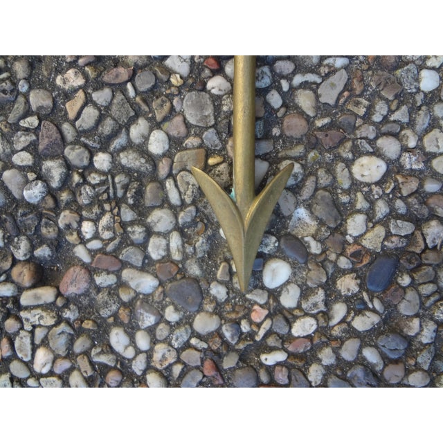 1940s Pair of French Maison Bagues Style Bronze Neoclassical Arrow Sconces For Sale - Image 5 of 11