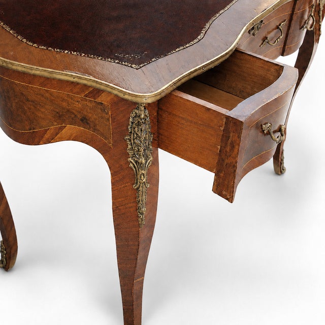 1970s Vintage French Louis XV–Style Leather-Top Ladies’ Writing Desk For Sale - Image 5 of 14