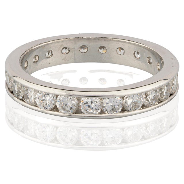 this is an amazing ring with diamond : 1.98 carats gold : 3.33 gms