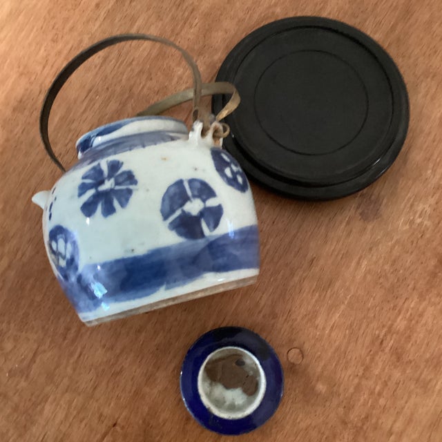 Antique Chinese Blue & White Porcelain Glazed Teapot W/Wire Bail Handles Surguch Stamp Wood Base For Sale In Chicago - Image 6 of 12