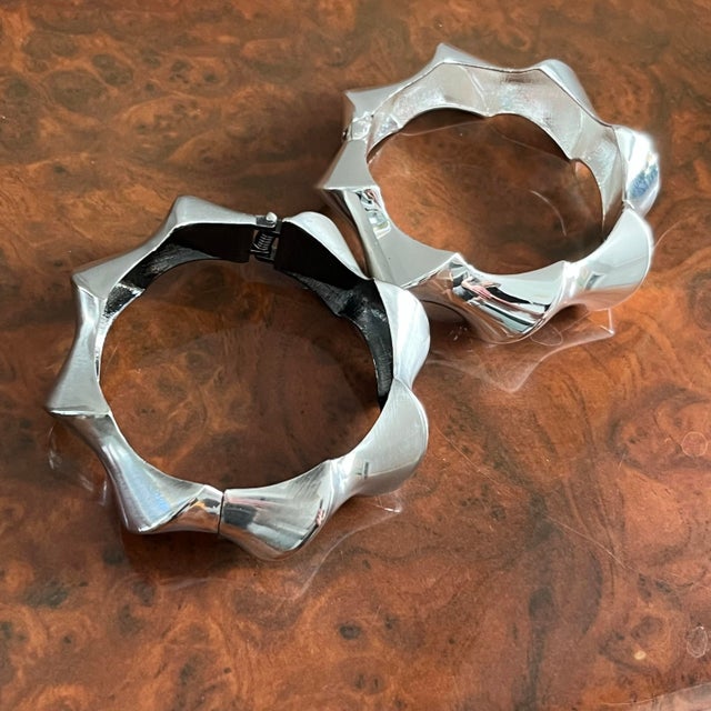 Contrasting Pinched Wave Silver Tone Hinged Bangle Set Sculptural For Sale - Image 6 of 9