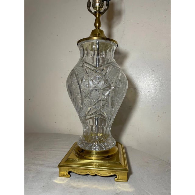 1990s High Quality Vintage Brass Clear Cut Glass Etched Crystal Electric Table Lamp For Sale - Image 5 of 14