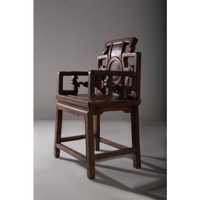 This splendid Chinese chair in the Qing style stands out for its richness of details and the elegance of its...