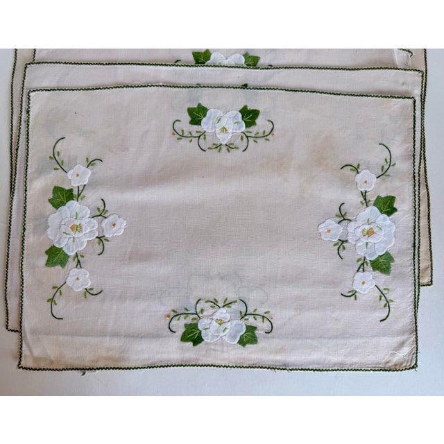 Vintage Cottagecore Embroidered Floral Placemats With Green Trim, Set of 8 For Sale In Los Angeles - Image 6 of 7