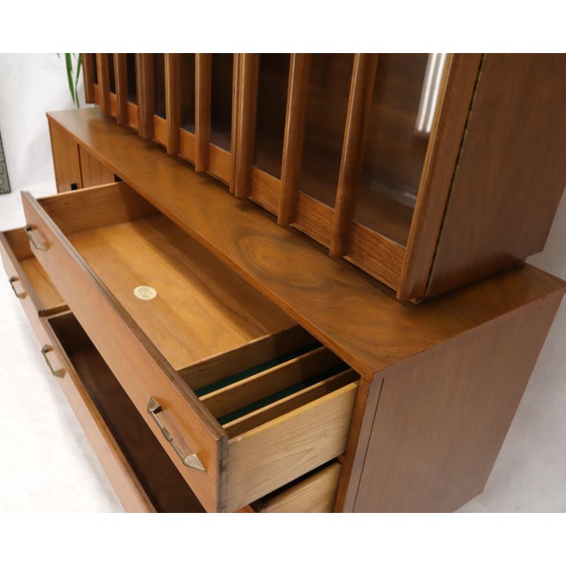 Walnut mid century modern two-part hutch credenza display cabinet glass doors For Sale - Image 15 of 16