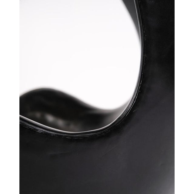 Egg Chair in Black Leather by Arne Jacobsen for Fritz Hansen, 1950s For Sale - Image 13 of 15