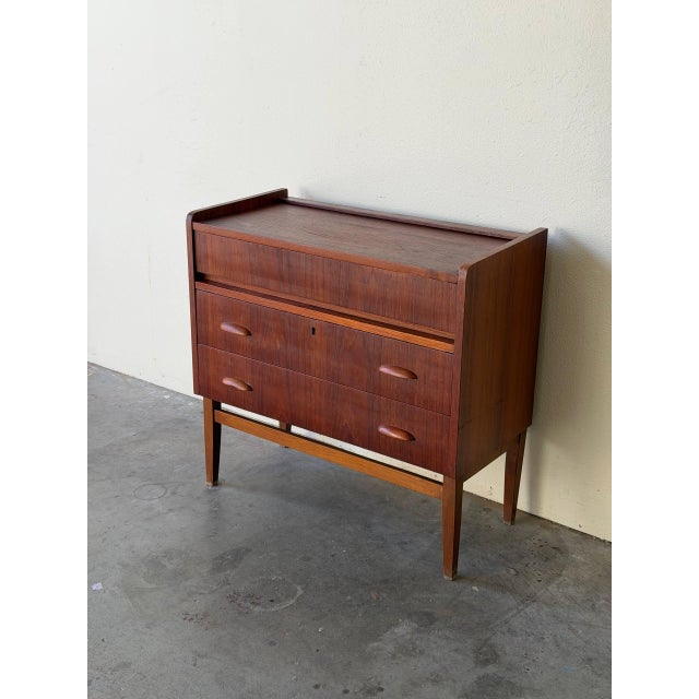 Beautiful Danish modern teak vanity or dressing table, Denmark, circa 1960s. This elegant piece features clean...