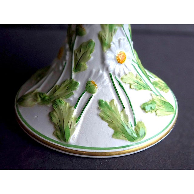 1960s Mottahedeh Ceramic Daisy Pedestal Cake Stand For Sale In Miami - Image 6 of 15