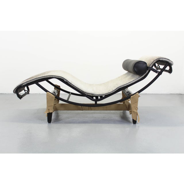 Mid-Century Modern LC4 Chaise Lounge in Leather by Le Corbusier and Charlotte Perriand for Cassina For Sale - Image 3 of 14