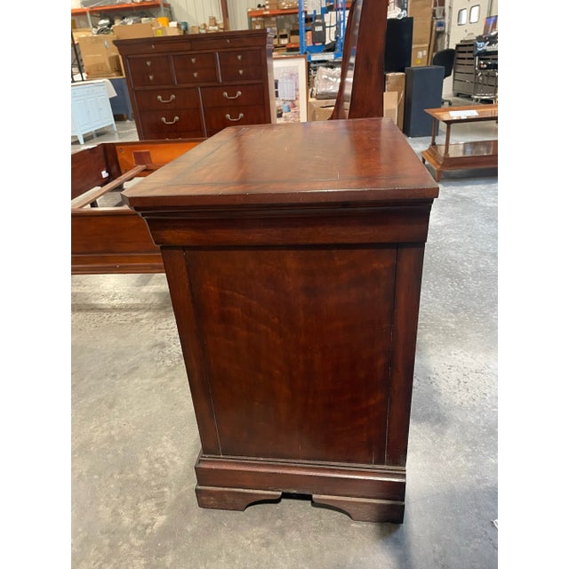 Traditional Henredon Cavalier Cherry Louis Philippe Bachelor’s Chest Nightstand For Sale - Image 3 of 9