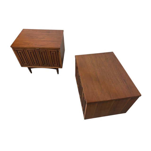 Mid-Century Modern Broyhill Sculptra Walnut Nightstands - Set of 2 - Refinished! For Sale In Philadelphia - Image 6 of 9
