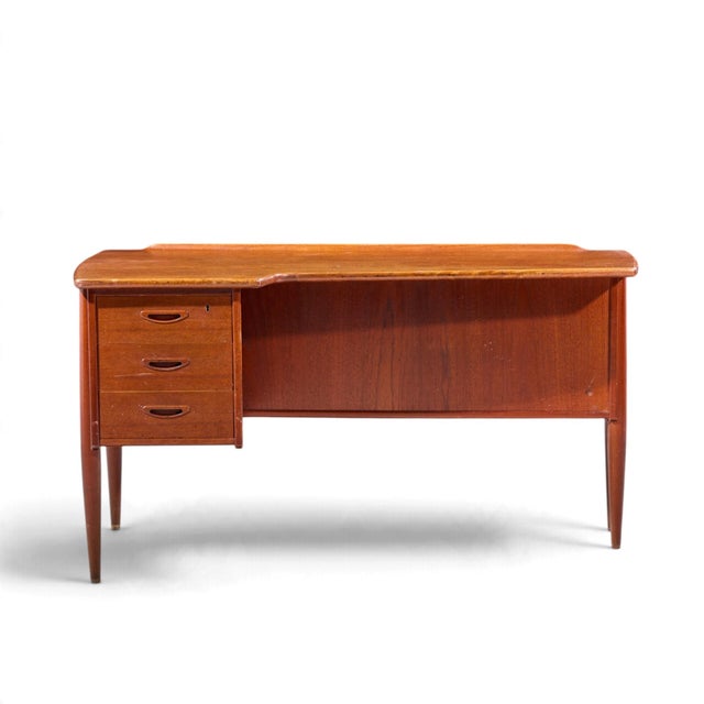Göran Strand Mid Century Swedish Teak Boomerang Desk This desk measures: 53.5 wide x 31.75 deep x 29.25 high, with a chair...