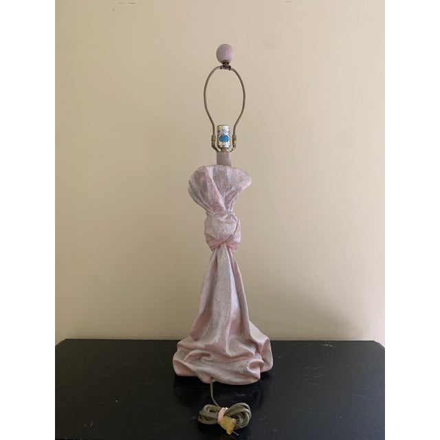 1970s John Dickinson Style Trompe l'Oeil Draped Plaster Table Lamp For Sale - Image 10 of 11