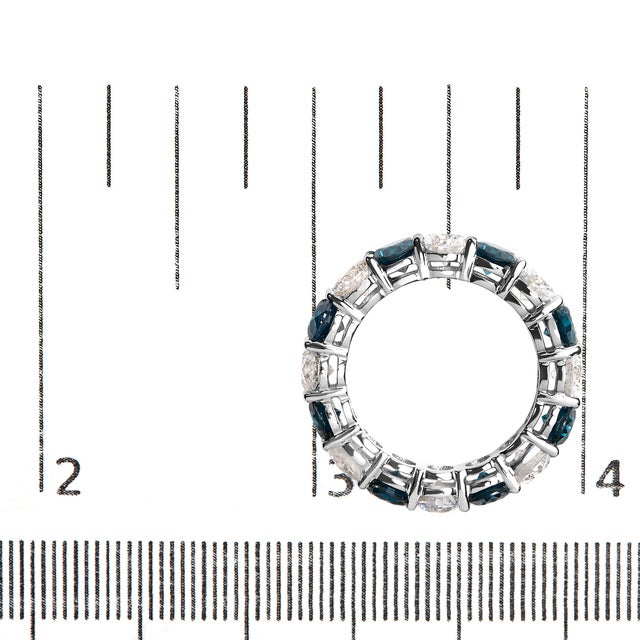 14K White Gold 6 1/4 Cttw Alternating Lab-Grown White and Natural Treated Blue Diamond Eternity Band Ring (F-G Color, VS1-VS2 Clarity) - Size 7.5 For Sale In New York - Image 6 of 6