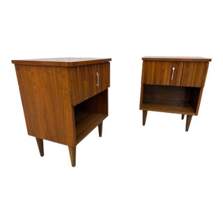 Mid-Century Modern Young Manufacturing Walnut Nightstands - Set of 2 For Sale