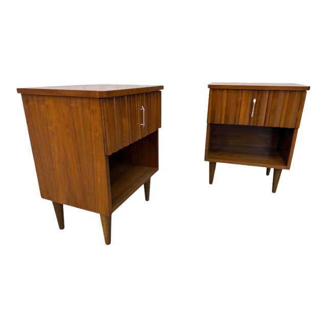 Mid-Century Modern Young Manufacturing Walnut Nightstands - Set of 2 For Sale