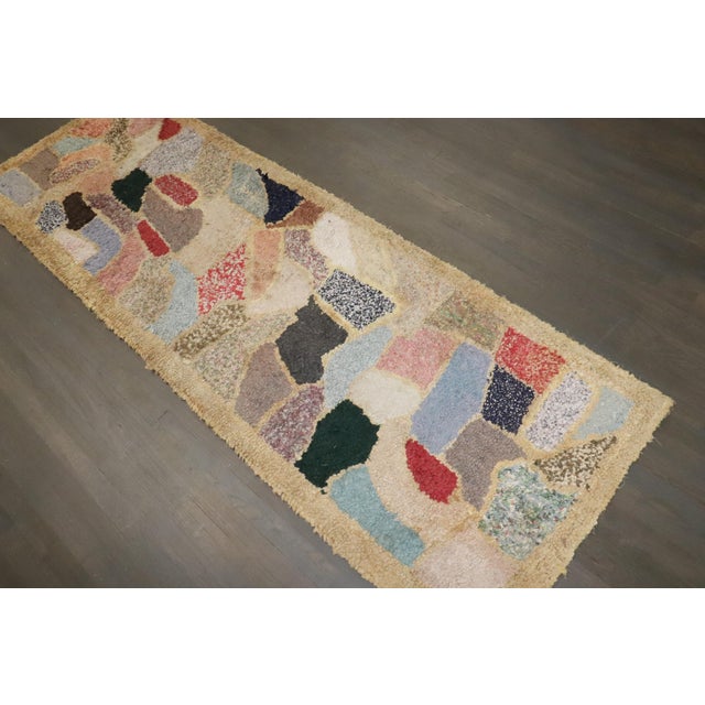 Mid Century Zabihi Collection Abstract American Hooked Runner - 2'8" x 7'10" For Sale In New York - Image 6 of 7