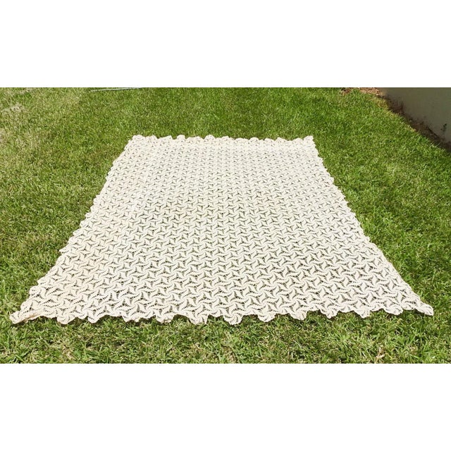 1960s Hand Crochet Ecru Pin Wheel Pattern Table Cloth or Bedspread For Sale - Image 5 of 9