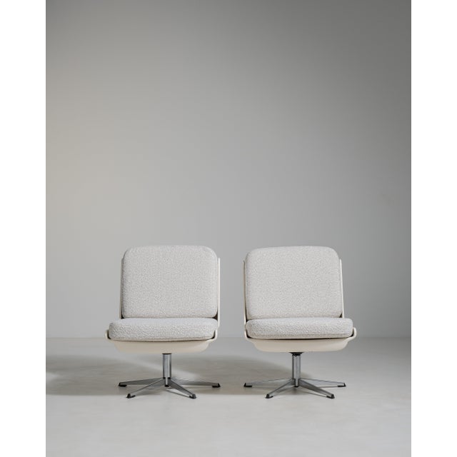 Mid-Century Modern Pair of Variopur Space Age Upholstered Swivel Chairs, Antique, Germany, Circa 1970 For Sale - Image 3 of 14