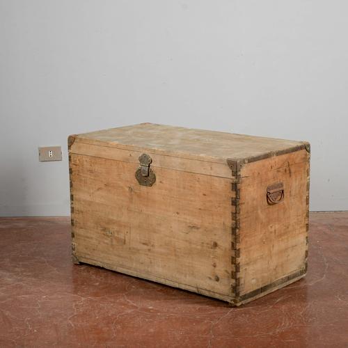 Rectangular Trunk in Wood and Metal For Sale - Image 4 of 9