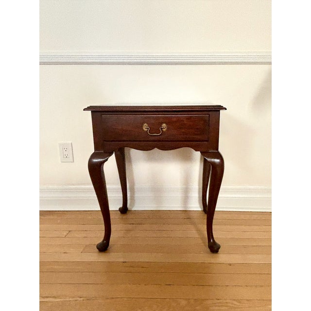 Queen Anne Vintage 1985 Virginia Galleries by Henkel-Harris Solid Mahogany Queen Anne Side Table For Sale - Image 3 of 11