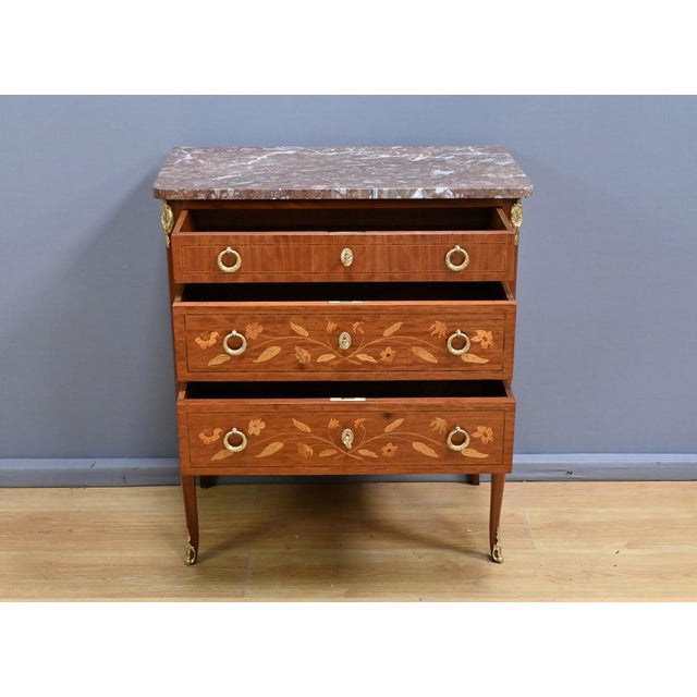 Small Early 20th Century Blond Mahogany Chest of Drawers For Sale - Image 4 of 18
