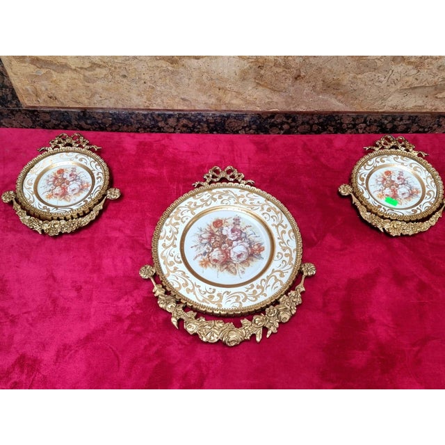 Ornate Gold-Framed Rose Wall Décor – Set of 3 Baroque Ceramic Medallions in White & Gold For Sale - Image 4 of 5