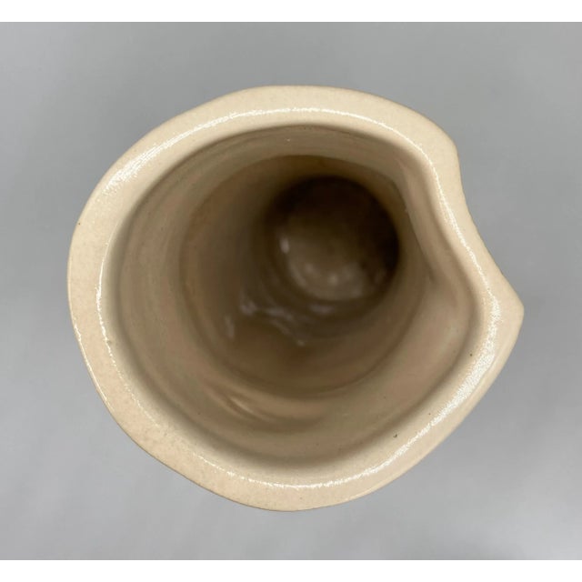 Chinoiserie Hollywood Regency Cream Ceramic Bamboo Motif Vase – 20th C. – Chinoiserie For Sale - Image 3 of 9