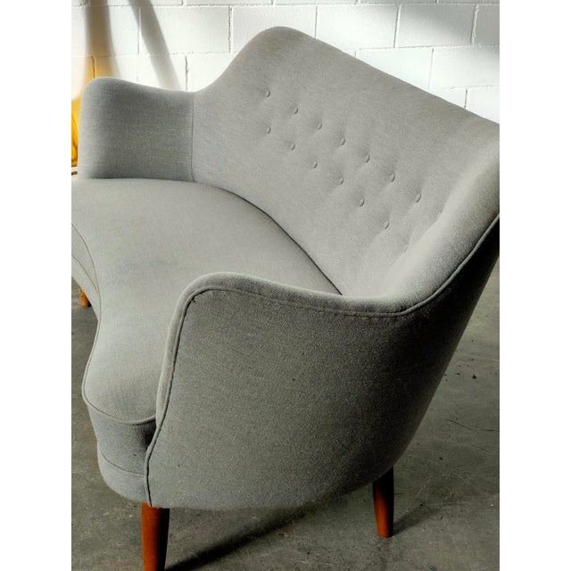 Sofa upholstered in gray fabric, with a button-tufted backrest. Upholstery in perfect condition, wooden frame,...