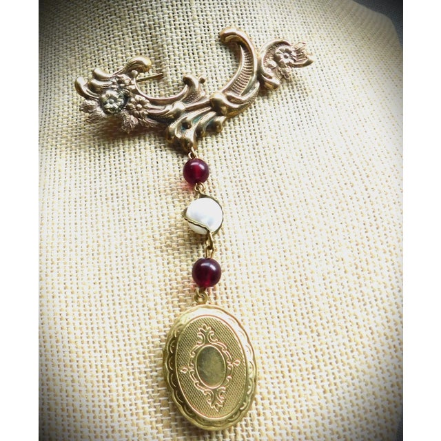 Vintage Classic English Gold Brooch Pin and Etched Oval Locket, Hanging Wine & Wired Pearl Chain For Sale - Image 9 of 13