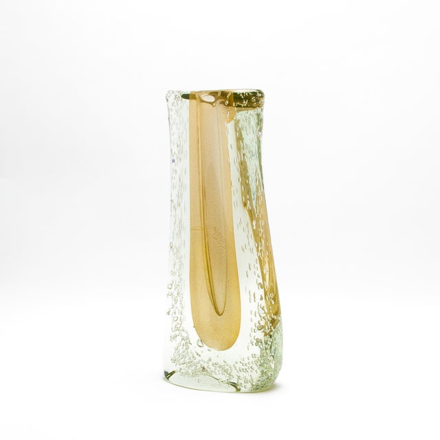 Gold Hand-Blown Murano Fluid Vase in Clear With 24-Karat Gold Flecks and Bubble Details For Sale - Image 8 of 10
