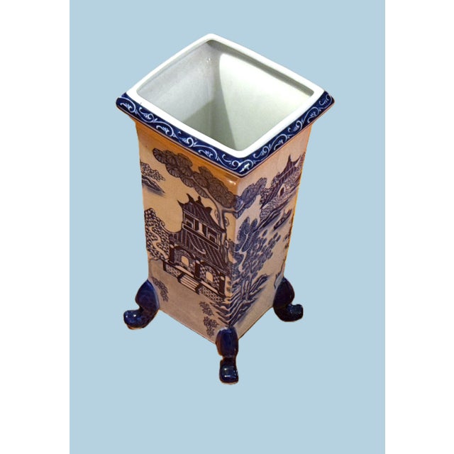 Mid 20th Century Chinoiserie Square Vase With Pagoda Scene and Sculptured Feet For Sale - Image 5 of 11