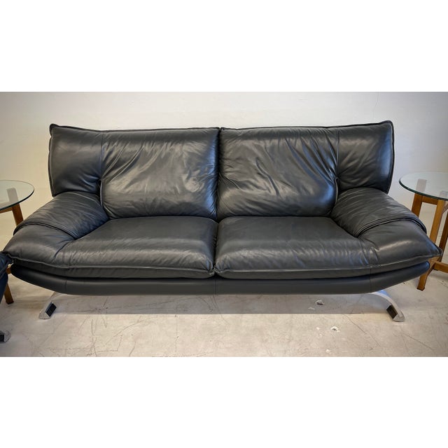 Mid-Century Modern Nicoletti Salotti Italian Dark Gray/Black Leather Three Piece Set (Couch, Love Seat, Chair/Ottoman) For Sale - Image 3 of 7