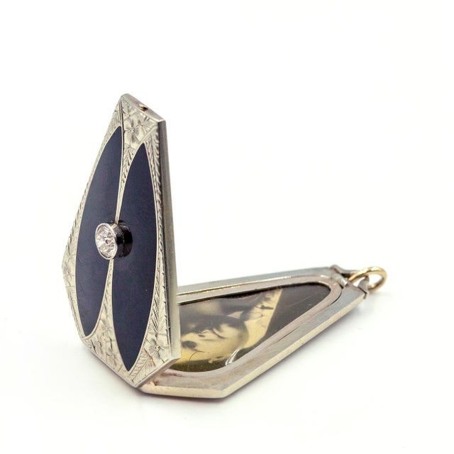 Early 20th Century Art Deco White Gold Diamond Onyx Memorial Locket Pendant Necklace For Sale In New York - Image 6 of 6