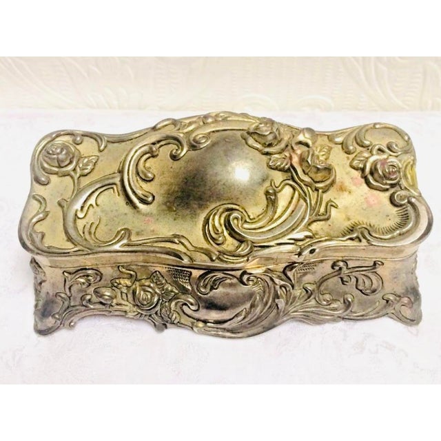 Art Nouveau 1910s Antique Art Nouveau Blown Out Roses Silver Jewelry Box For Sale - Image 3 of 9