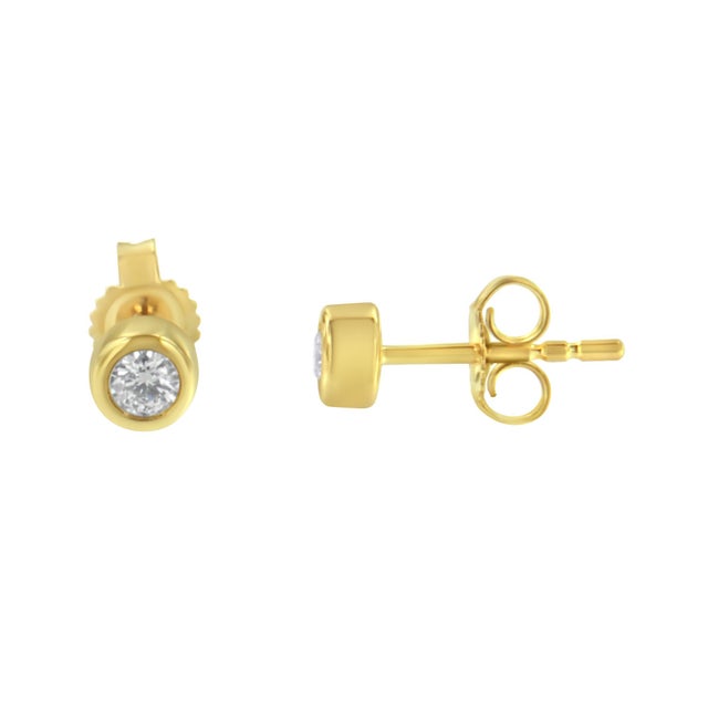 Shine like a diamond by wearing these elegant stud earrings. Fashioned in a contemporary bezel frame, these earrings are...