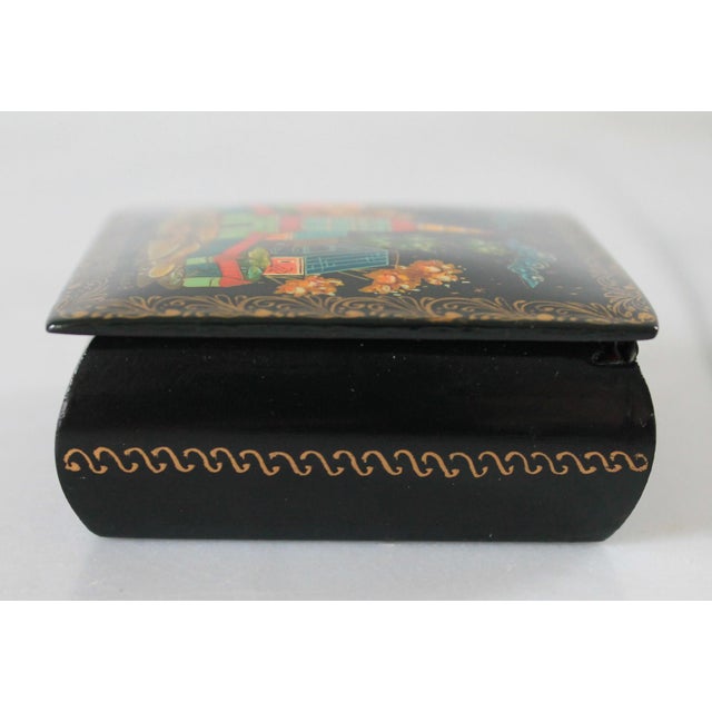 Mid 20th Century Vintage Russian Hand-Painted Papier-Mâché Lacquer Trinket Box For Sale - Image 5 of 8